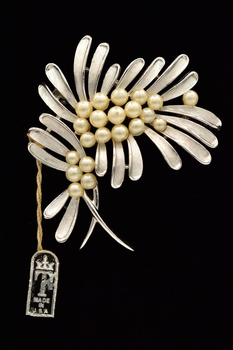 Crown Trifari Vintage Leaf Spray Pin Brooch Brushed Silver Pearl Signed 1950s 9B